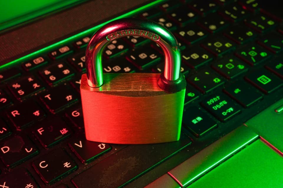 Bitwarden vs 1Password : Le Duel Open Source vs Propriétaire (2026)